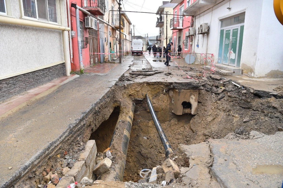 Kollektorun üzərində tikilən ev sökülüb, xəttin bərpasına başlanılıb - FOTO