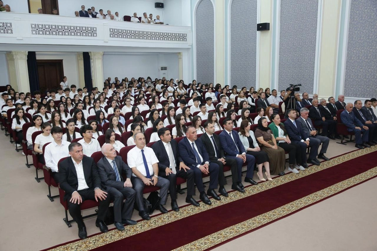 Ağalar Vəliyev yüksək bal toplayan Xaçmazlı tələbələri mükafatlandırdı