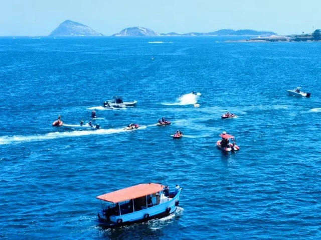 Reklam təyyarəsi Rio-de-Janeyroda okeana düşdü: Pilot həlak oldu