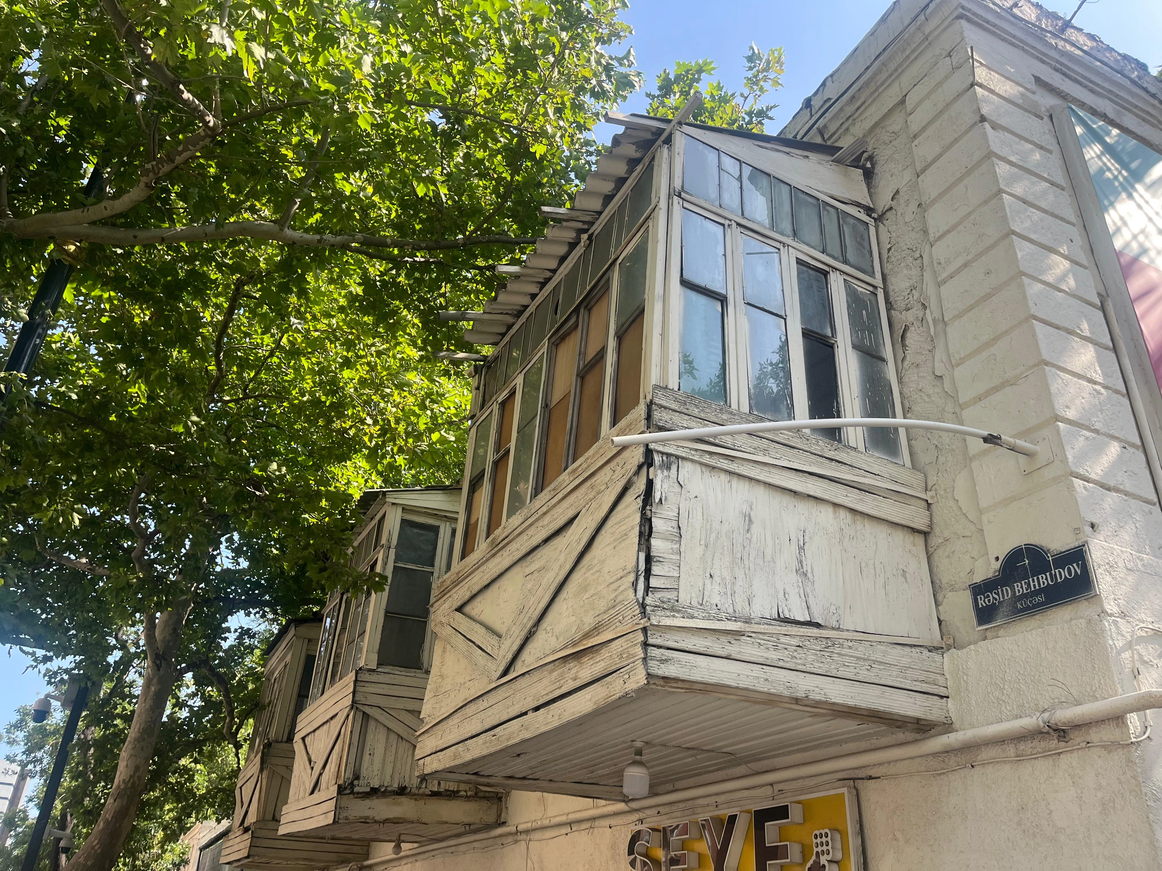Bakıda köhnə bina eyvanları ölüm saçır!..- FHN, icra hakimiyyətləri, Dövlətqaçqınkom təcili tədbirlər görməlidir!..