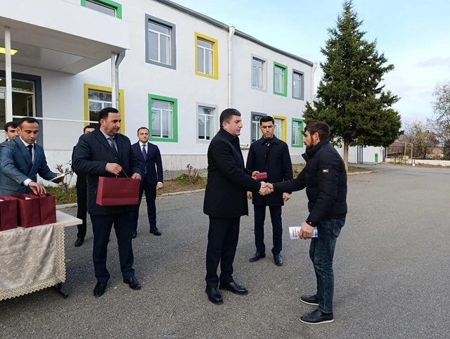 Növbəti köç karvanı Həsənriz kəndinə çatıb, onlara evlərinin açarları təqdim edilib - FOTO