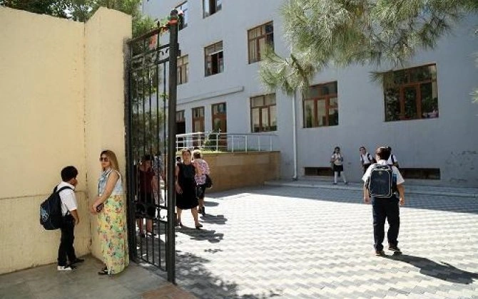 Qızların məktəbdə sırğa taxması qadağan edilir?