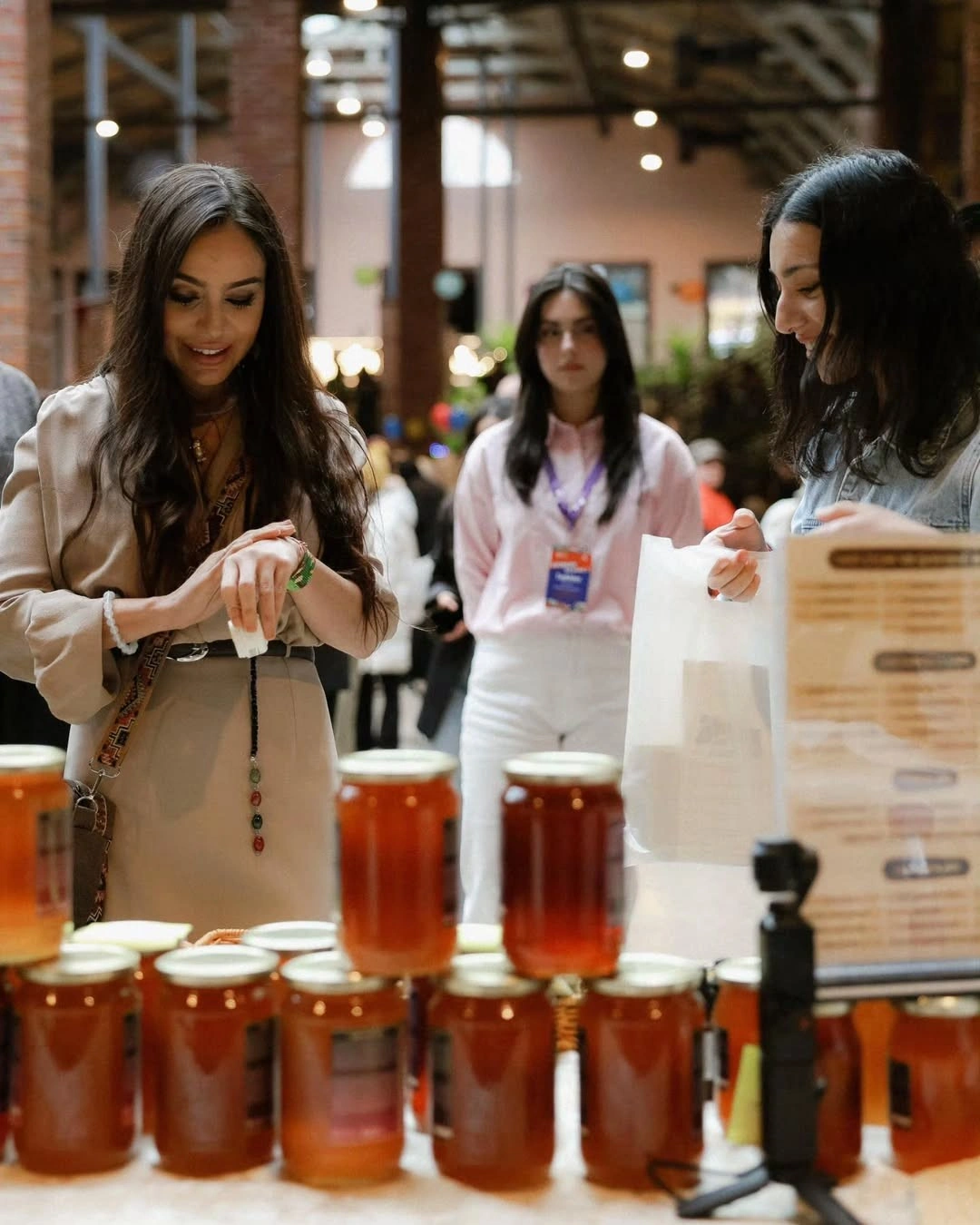 Prezidentin qızları və gəlini "Woman Bazaar" festivalında - FOTOLAR