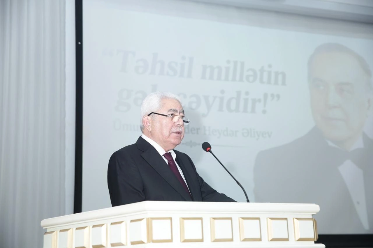 Ağalar Vəliyev yüksək bal toplayan Xaçmazlı tələbələri mükafatlandırdı