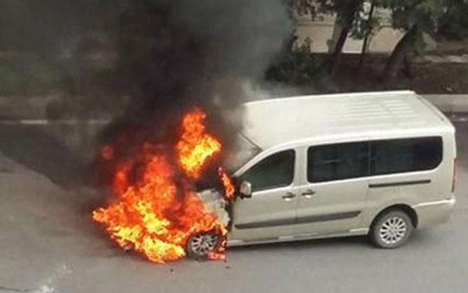 Qəbələdə "Ford" yandı