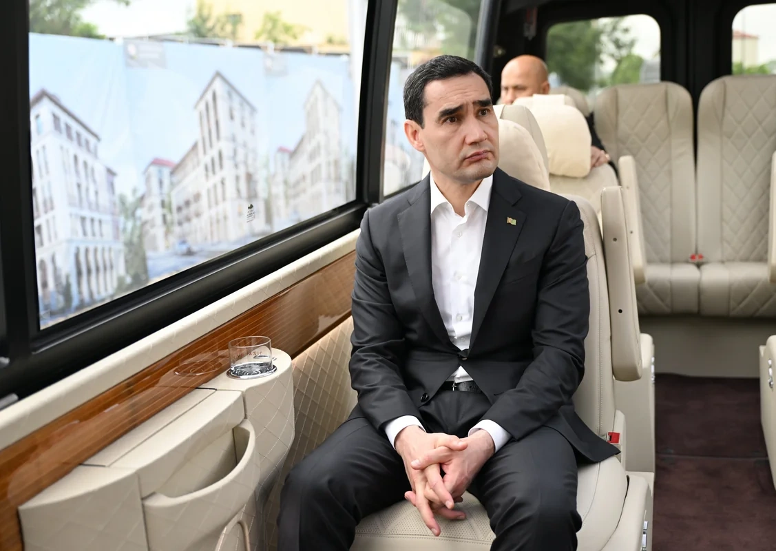 Prezidentlər Şuşa məscidində tikinti işlərinin gedişi ilə tanış oldular - FOTO