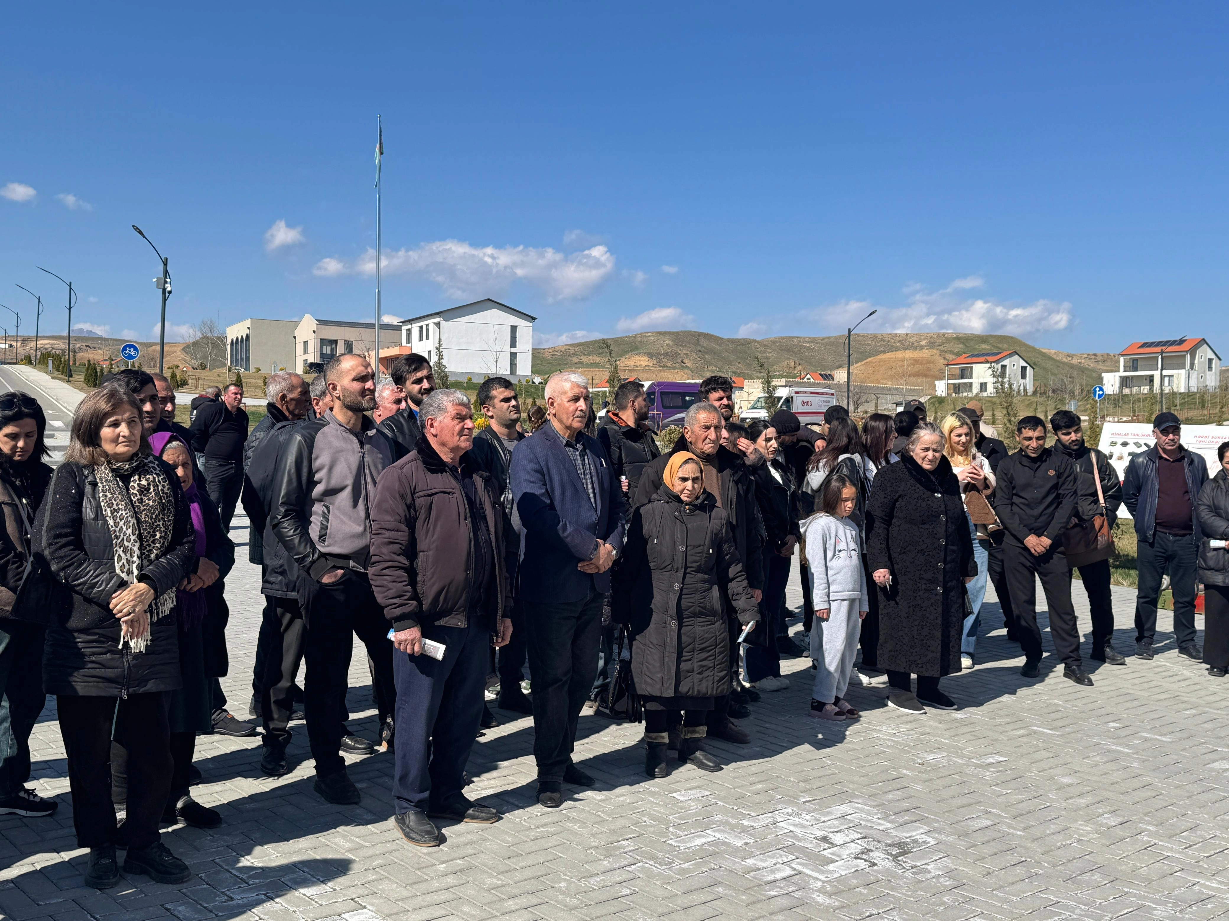 Növbəti köç karvanı Horovlu kəndinə çatdı, açarlar təqdim olundu - FOTO