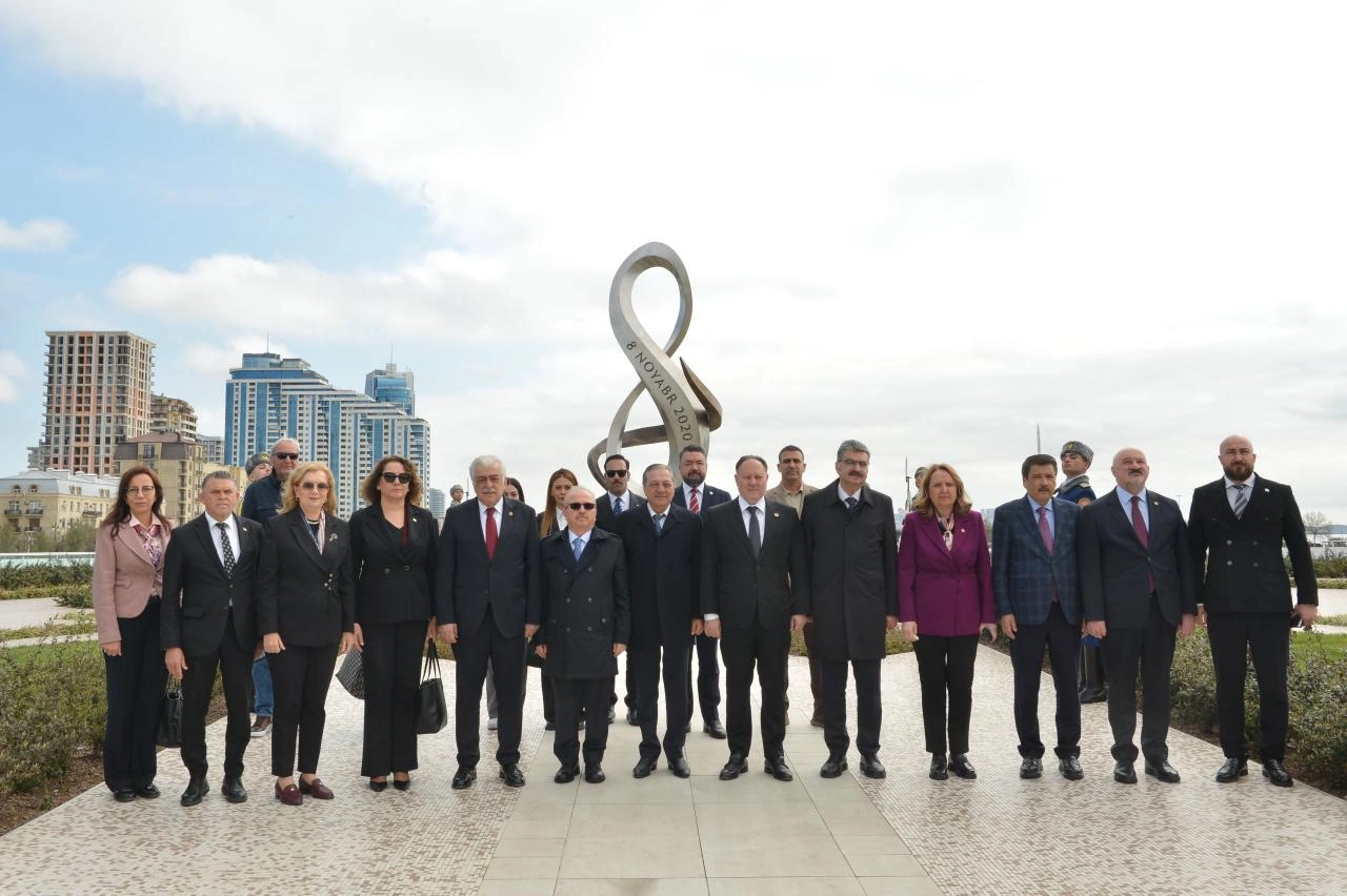 Türkiyə və Şimali Kipr parlament nümayəndə heyətləri Fəxri xiyabanı və Zəfər parkını ziyarət ediblər