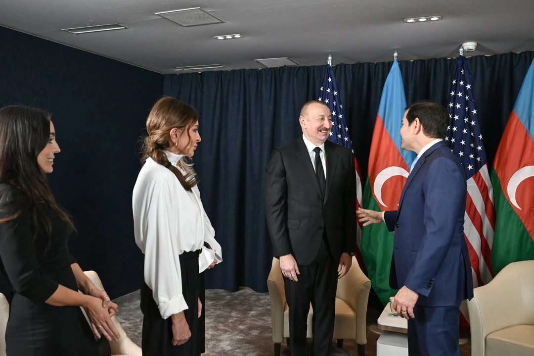 Prezident ailəsinin Trampla fotoları