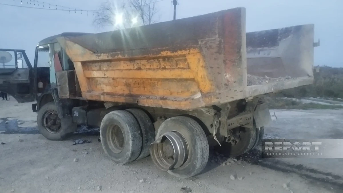 Kürdəmirdə "Mercedes" "KamAZ"a çırpıldı, yaralılar var - FOTO