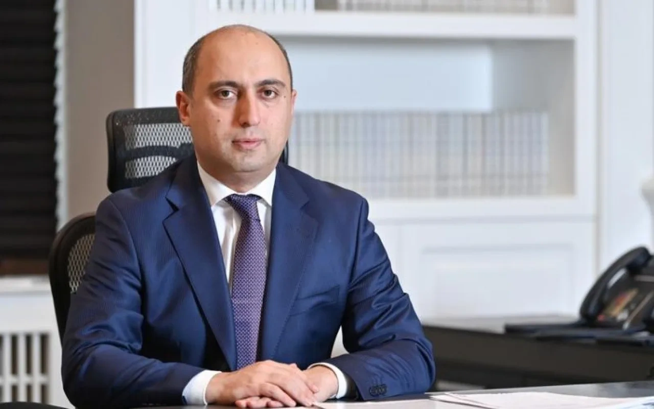 Emin Əmrullayev təhsilalanları, müəllimləri Bilik Günü münasibətilə təbrik etdi
