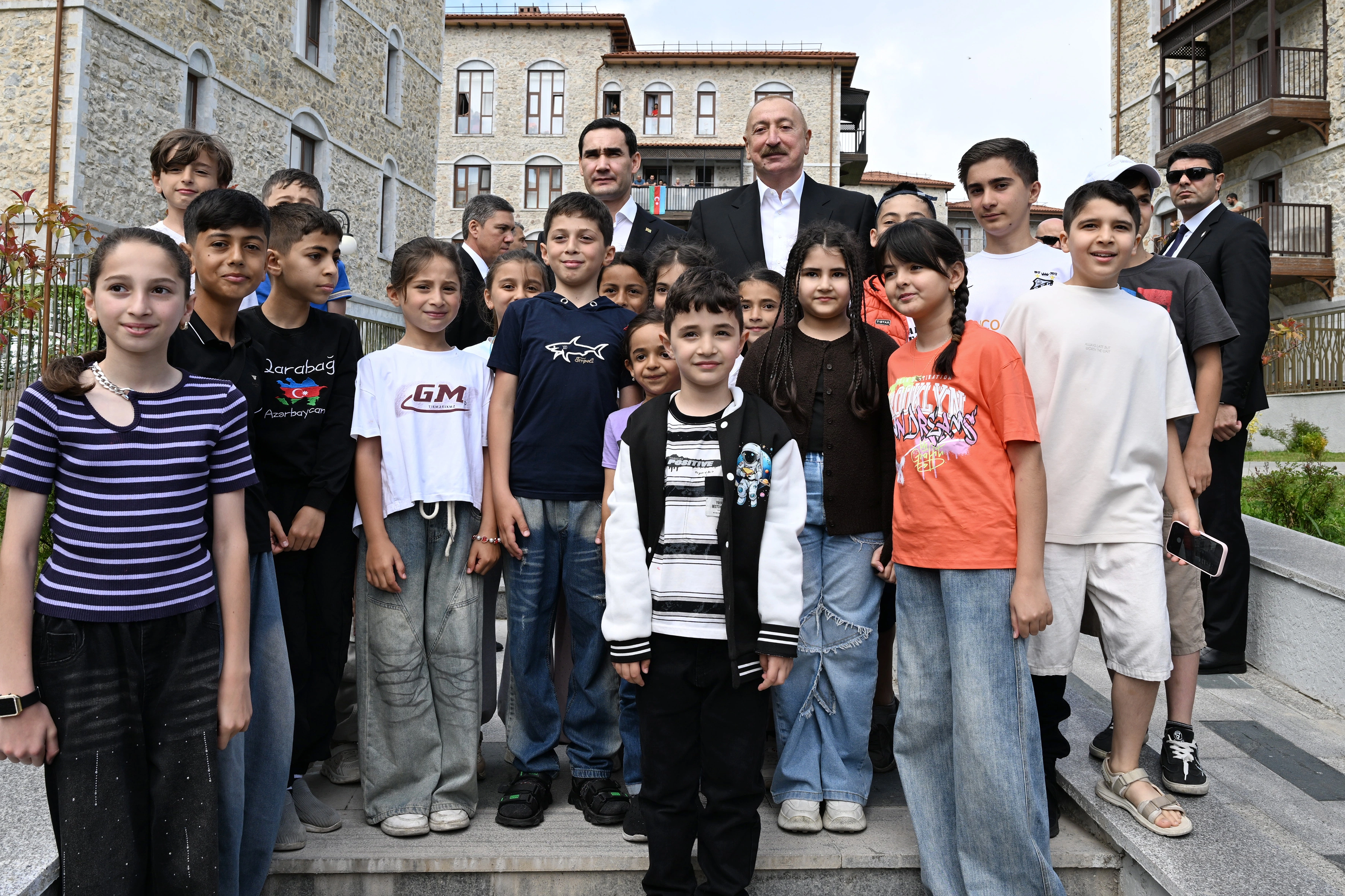 Prezidentlər Şuşa şəhərində inşa edilmiş birinci yaşayış kompleksində olublar - FOTO