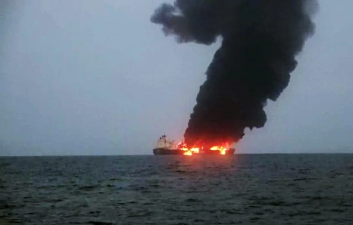 Oman sahillərində Hörmüz boğazından keçən tankerə hücum edilib - FOTO