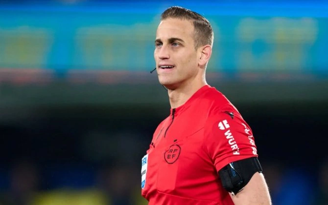 "Sabah" - "Borussiya" oyununun hakimi: 14 yaşında tribunadan meydana enən FIFA referisi