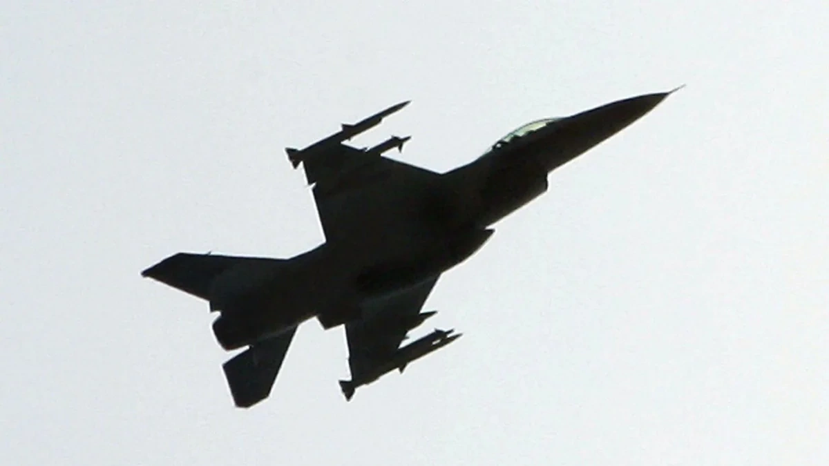 ABŞ "F-16"ları Nyu-York səmasında qadağanı pozan hava gəmisinə müdaxilə edib - FOTO