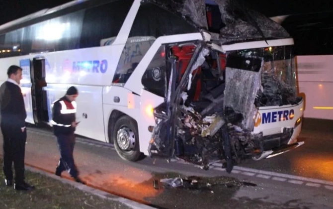 Avtobusla yük maşını toqquşub, 10-dan çox şəxs xəsarət alıb