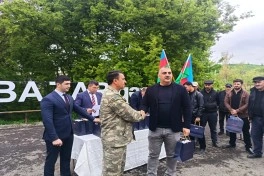 Növbəti köç karvanı Qırmızı Bazar qəsəbəsinə çatıb, açarlar təqdim edilib - FOTO