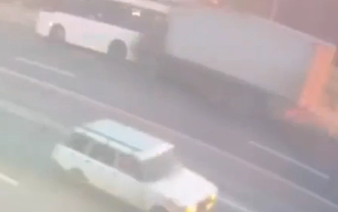 Bakıda "Kamaz" avtobusla toqquşdu - VİDEO